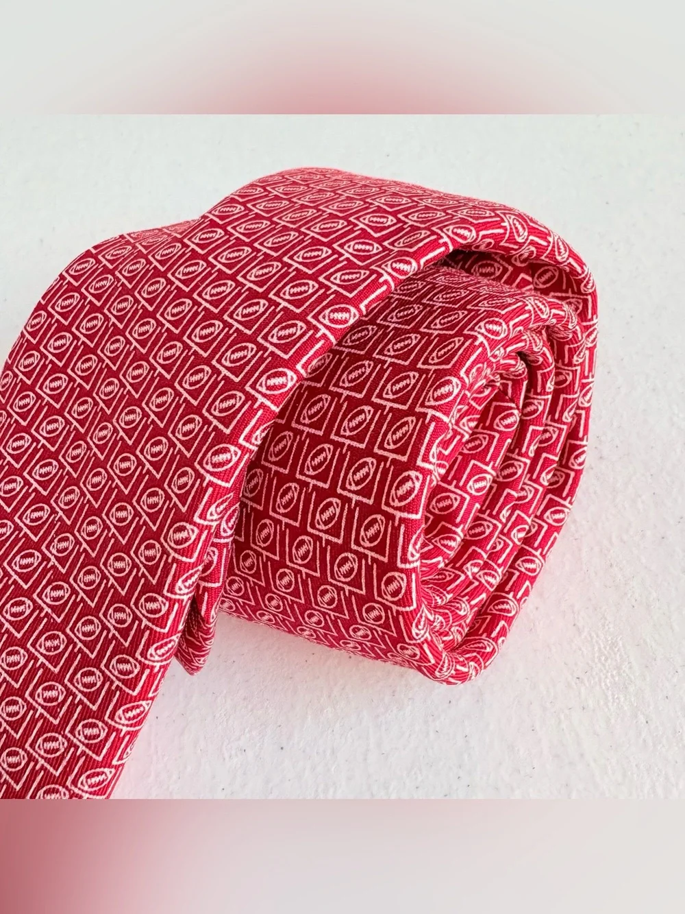 Vineyard Vines Boys Football Tie, silk, Red & White Christmas, holidays